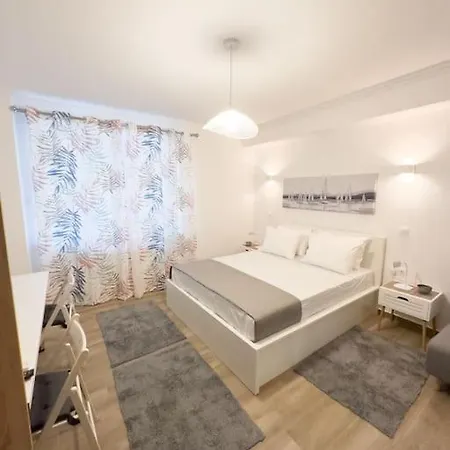 Petite Retreat In Kolonaki, Athens-2